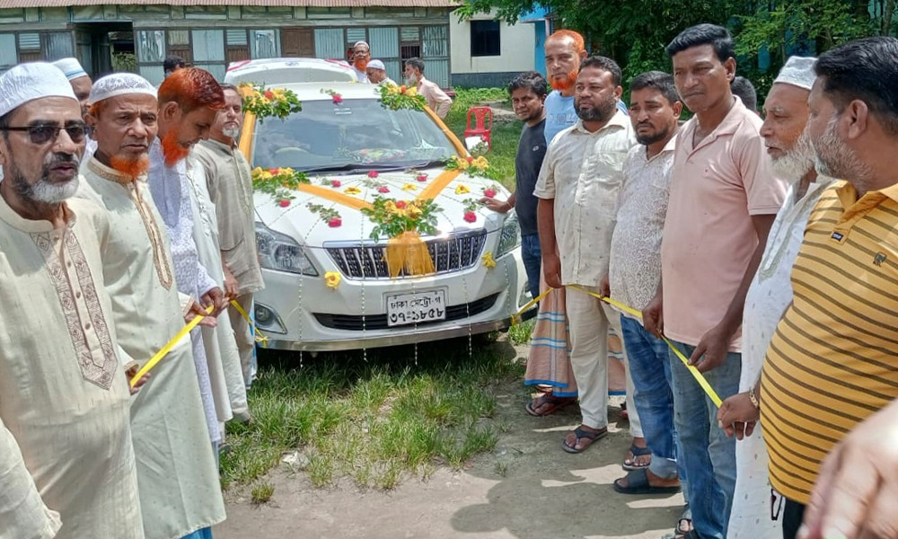 ব্রাহ্মণপাড়ায় ফুলসজ্জিত গাড়িতে ইমামের রাজকীয় বিদায়, সম্মাননা পেলেন ৫ লক্ষাধিক টাকা