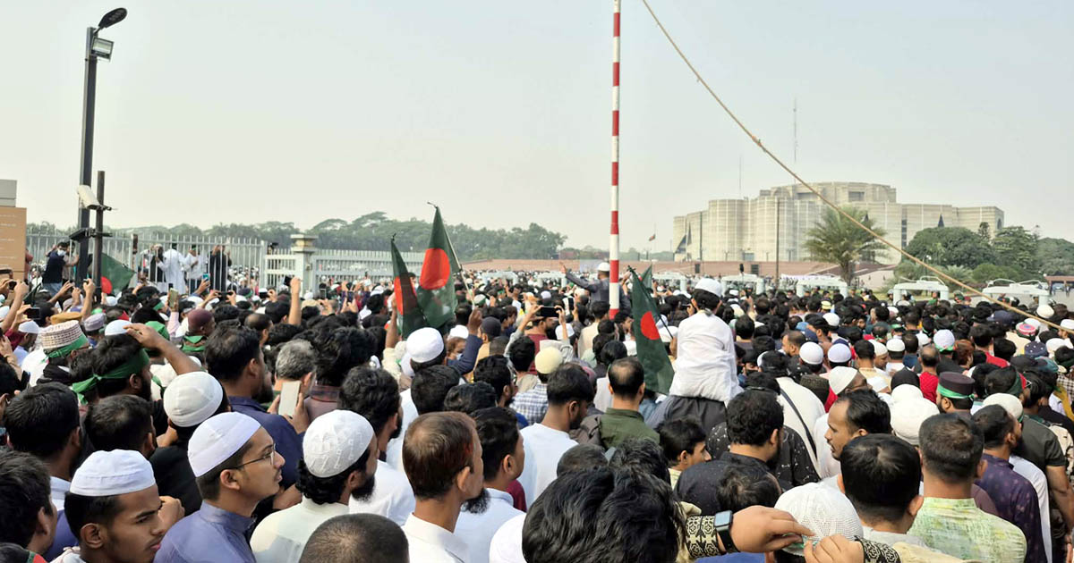 ওসমান হাদির জানাজায় লাখো মানুষের ঢল