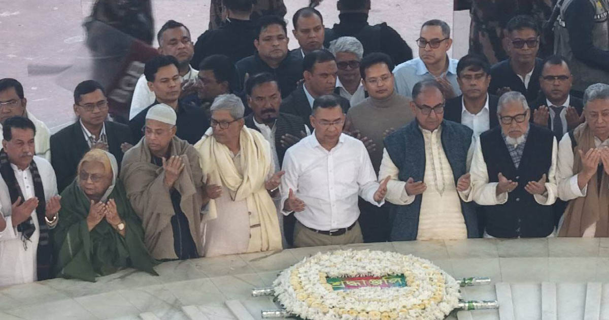 দীর্ঘ ১৯ বছর পর বাবার কবর জিয়ারত করলেন তারেক রহমান