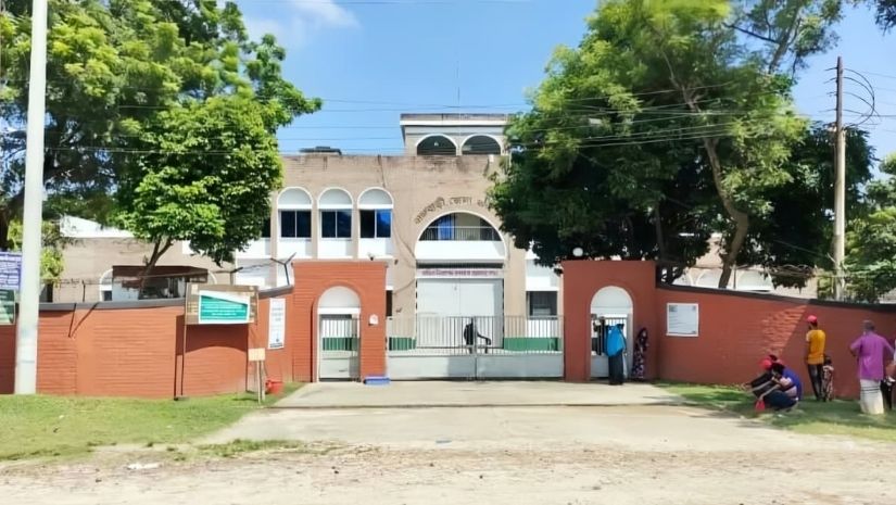 রাজবাড়ী জেলা কারাগারের সামনে সন্ত্রাসীদের গুলিবর্ষণ