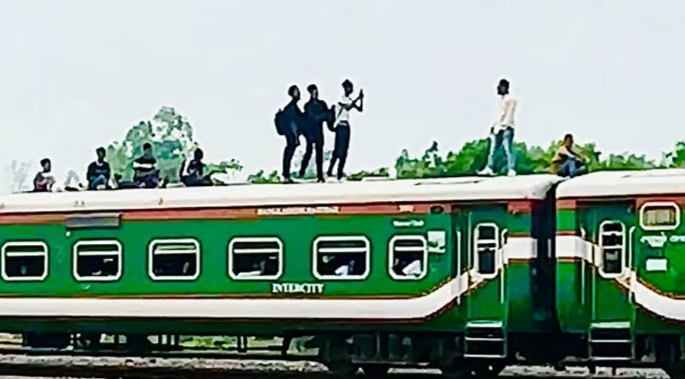 রাজবাড়ীতে ট্রেনের ছাদে ভ্রমণ, রেলব্রিজের ধাক্কা লেগে যুবকের মৃত্যু