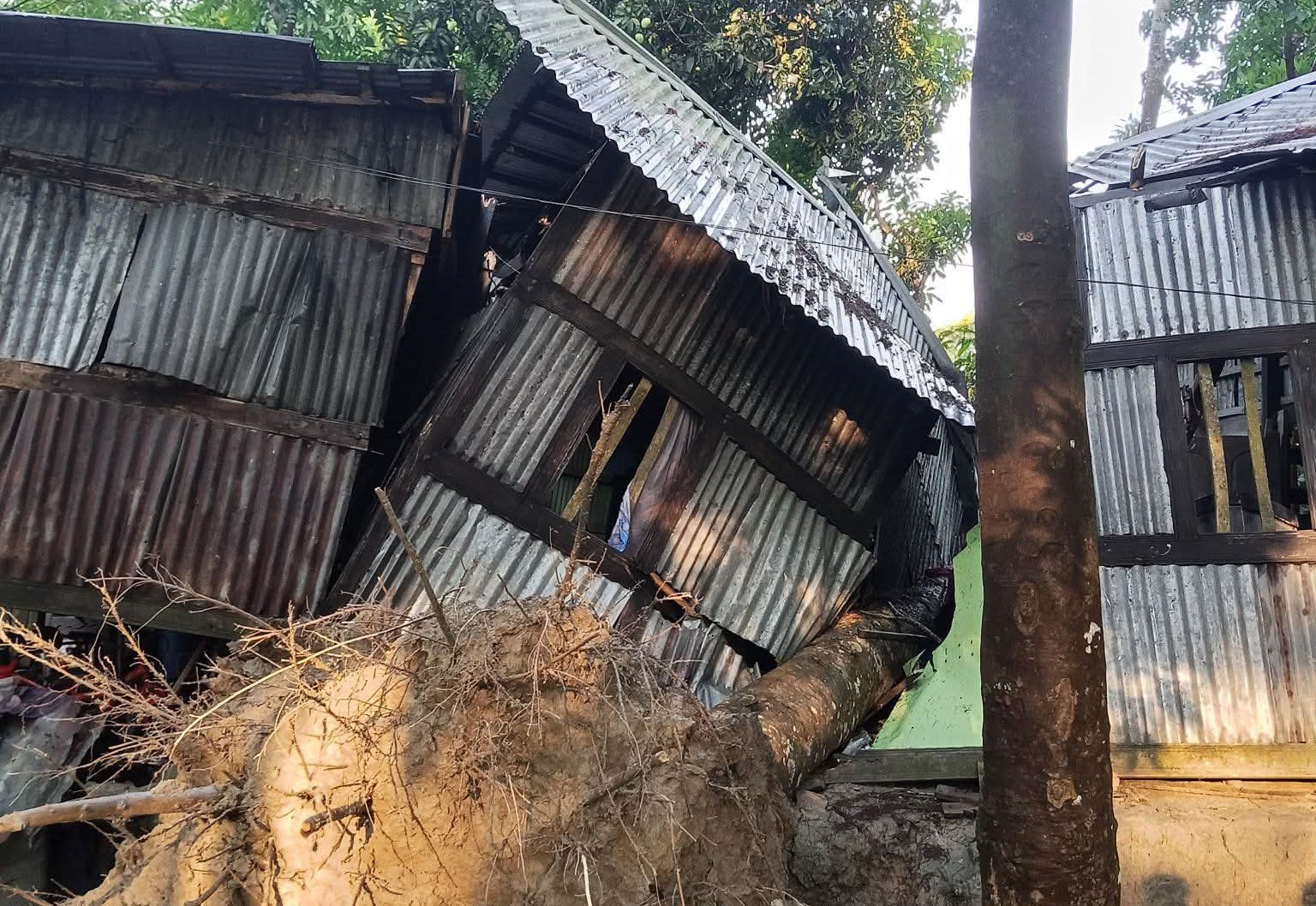 বানারীপাড়ায় কালবৈশাখীর ছোবলে গৃহবধূর প্রাণহানি, সংকটাপন্ন শিশুপুত্র