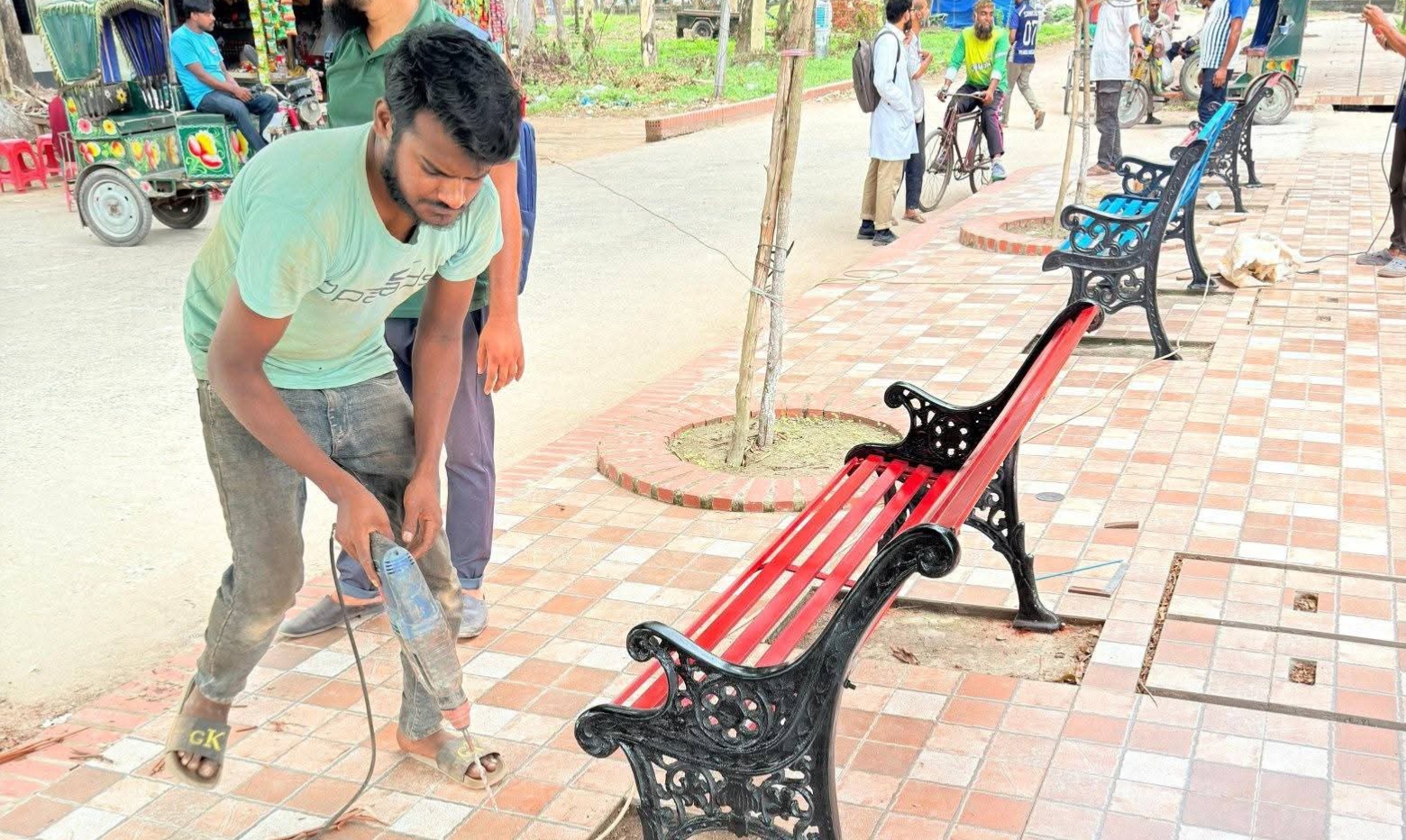 রাজশাহী মেডিকেল কলেজ ক্যাম্পাসে শিক্ষার্থীবান্ধব বেঞ্চে, উচ্ছ্বসিত মেডিকেল শিক্ষার্থীরা!