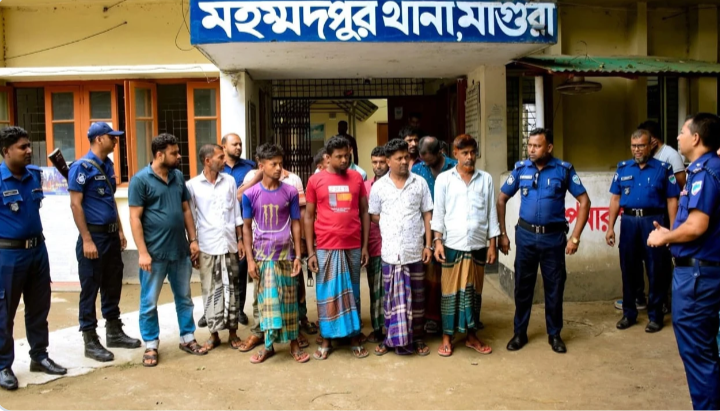 মাগুরায় জুয়ার আসরে অভিযান, হাতেনাতে ১৬ জন আটক
