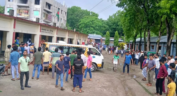 ঈশ্বরদীতে বিদ্যালয়ে অসুস্থ্য হয়ে হাসপাতালে ভর্তি ৬৫ ছাত্রী